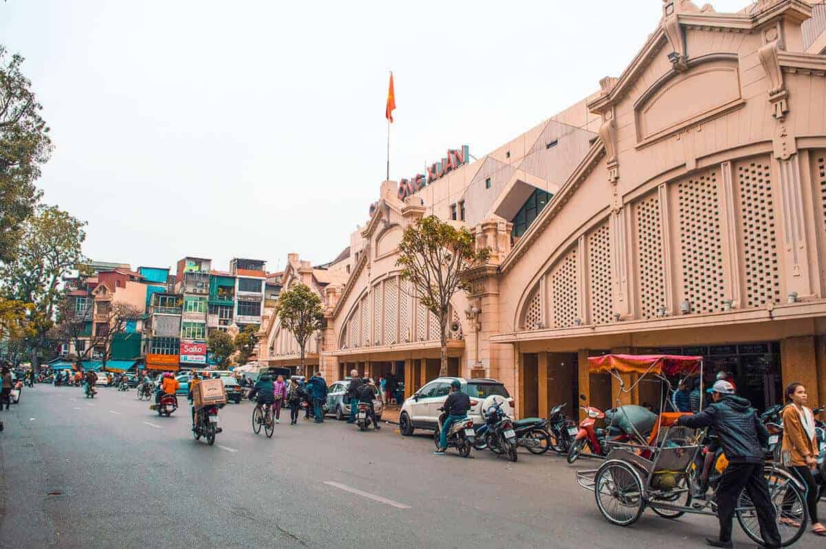 visiting dong xuan market on my hanoi itinerary