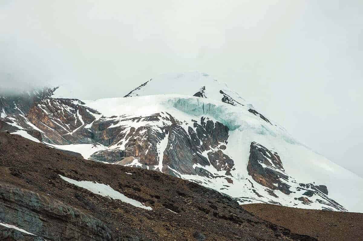 snowy mounatin peaks annapurna