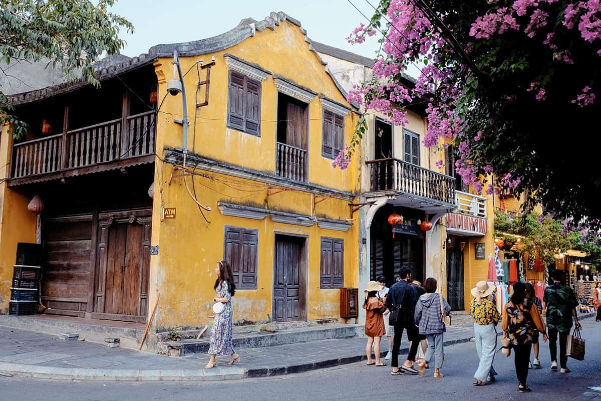 the beautiful old houses in hoi an ancient town