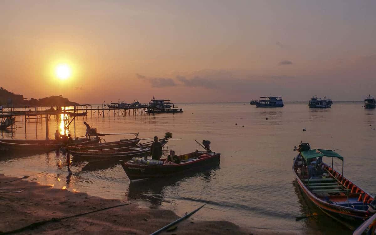 Backpacking Koh Tao Itinerary: What To Do & Travel Tips 6 sunset from the main beach in koh tao
