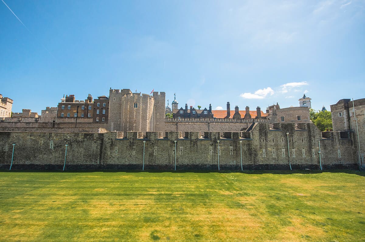 tower of london blue sky backpacking london