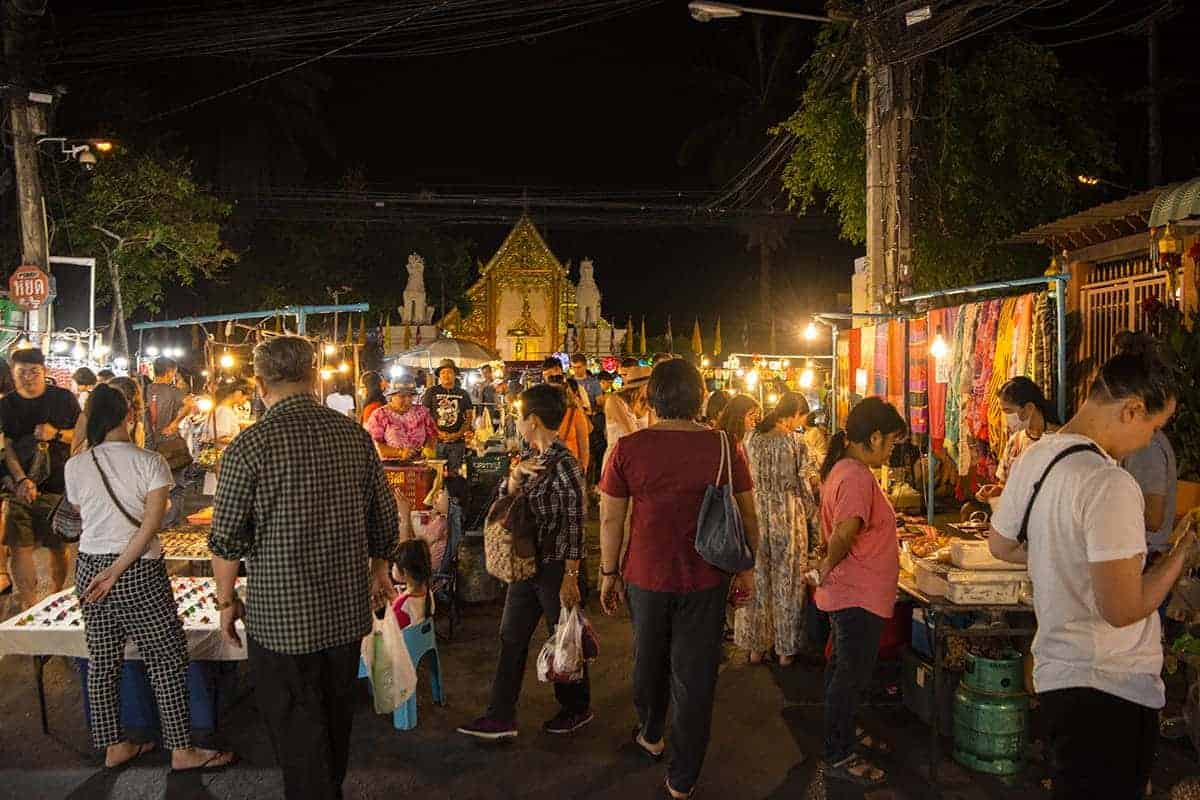 3 Days In Chiang Mai Itinerary: ULTIMATE GUIDE 2025 4 walking around the 3 days in chiang mai itinerary night market