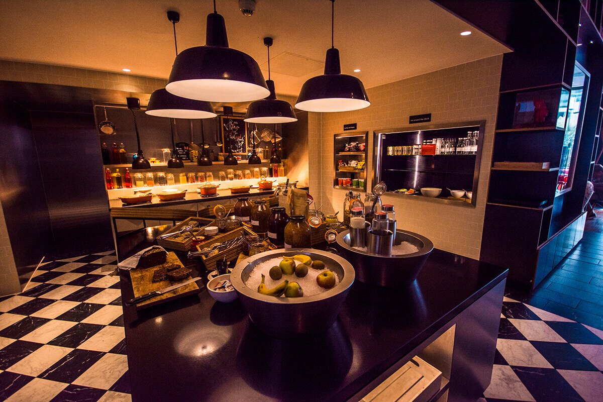 breakfast bar citizenm tower of london review