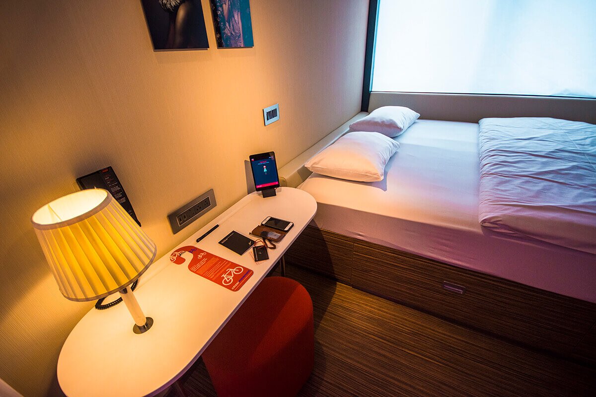 bedroom citizenm tower of london review