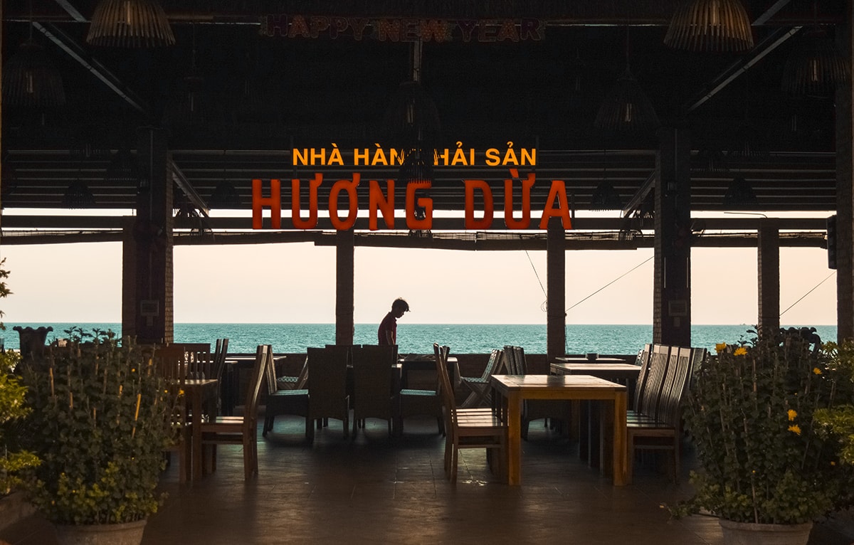 man setting up a restaurant in mui ne