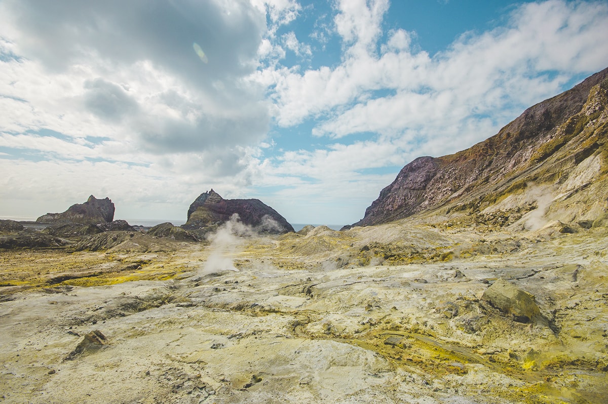 Explore White Island, New Zealand | New Zealand's Most Active Volcano | Whakatane | North Island | Backpack New Zealand | Travel | Backpacking | Surlphur | Geothermal | Amazing landscapes | Photography | Backpackers Wanderlust |