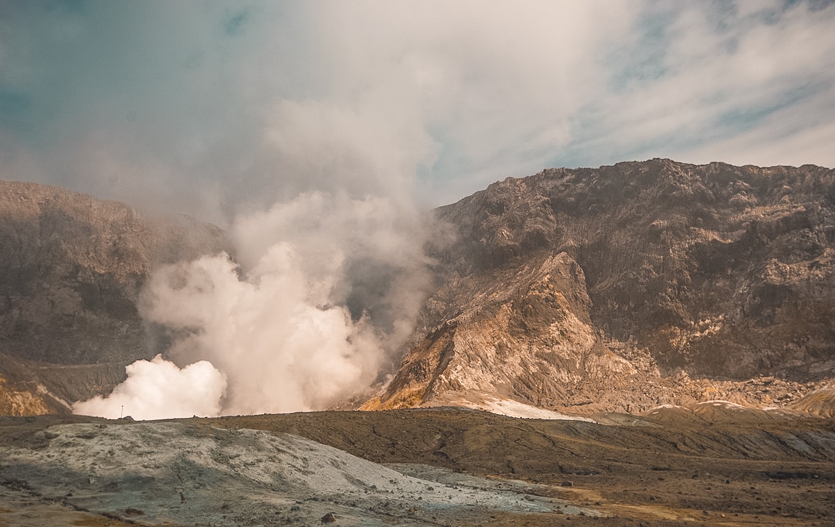Explore White Island, New Zealand | New Zealand's Most Active Volcano | Whakatane | North Island | Backpack New Zealand | Travel | Backpacking | Surlphur | Geothermal | Amazing landscapes | Photography | Backpackers Wanderlust |