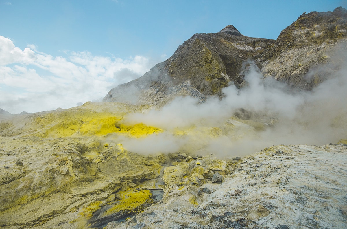 Explore White Island, New Zealand | New Zealand's Most Active Volcano | Whakatane | North Island | Backpack New Zealand | Travel | Backpacking | Surlphur | Geothermal | Amazing landscapes | Photography | Backpackers Wanderlust |