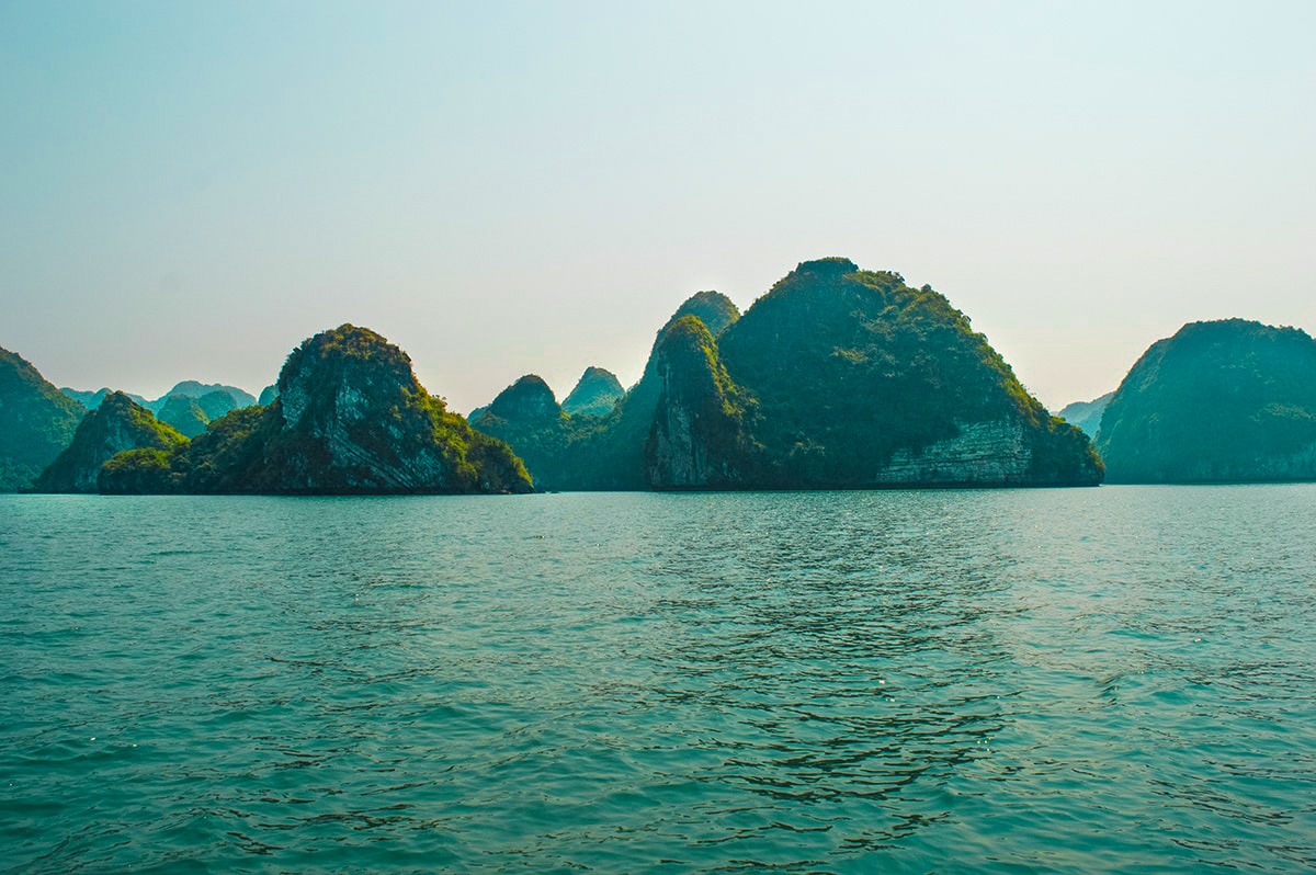 Ha Long Bay On A Budget, Vietnam | Cheap Ha Long Bay Cruise | Cat Ba Island | Adventure | Backpack South East Asia | Travel | Backpacking | Must Visit | Do Not Miss | Vietnam | Ha Long Bay Cruise | Ocean Tours | Adventure | Photography | Backpackers Wanderlust |