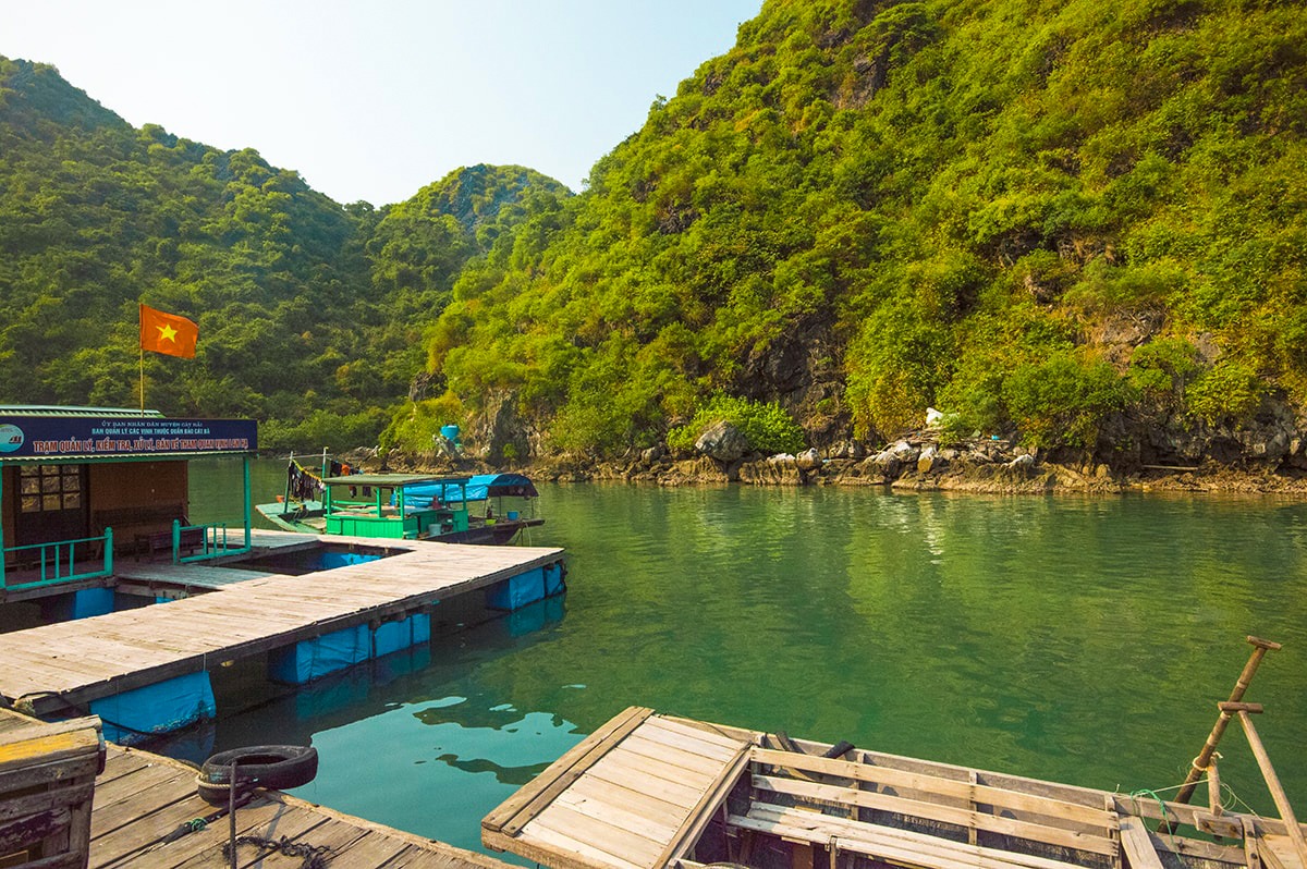 Ha Long Bay On A Budget, Vietnam | Cheap Ha Long Bay Cruise | Cat Ba Island | Adventure | Backpack South East Asia | Travel | Backpacking | Must Visit | Do Not Miss | Vietnam | Ha Long Bay Cruise | Ocean Tours | Adventure | Photography | Backpackers Wanderlust |