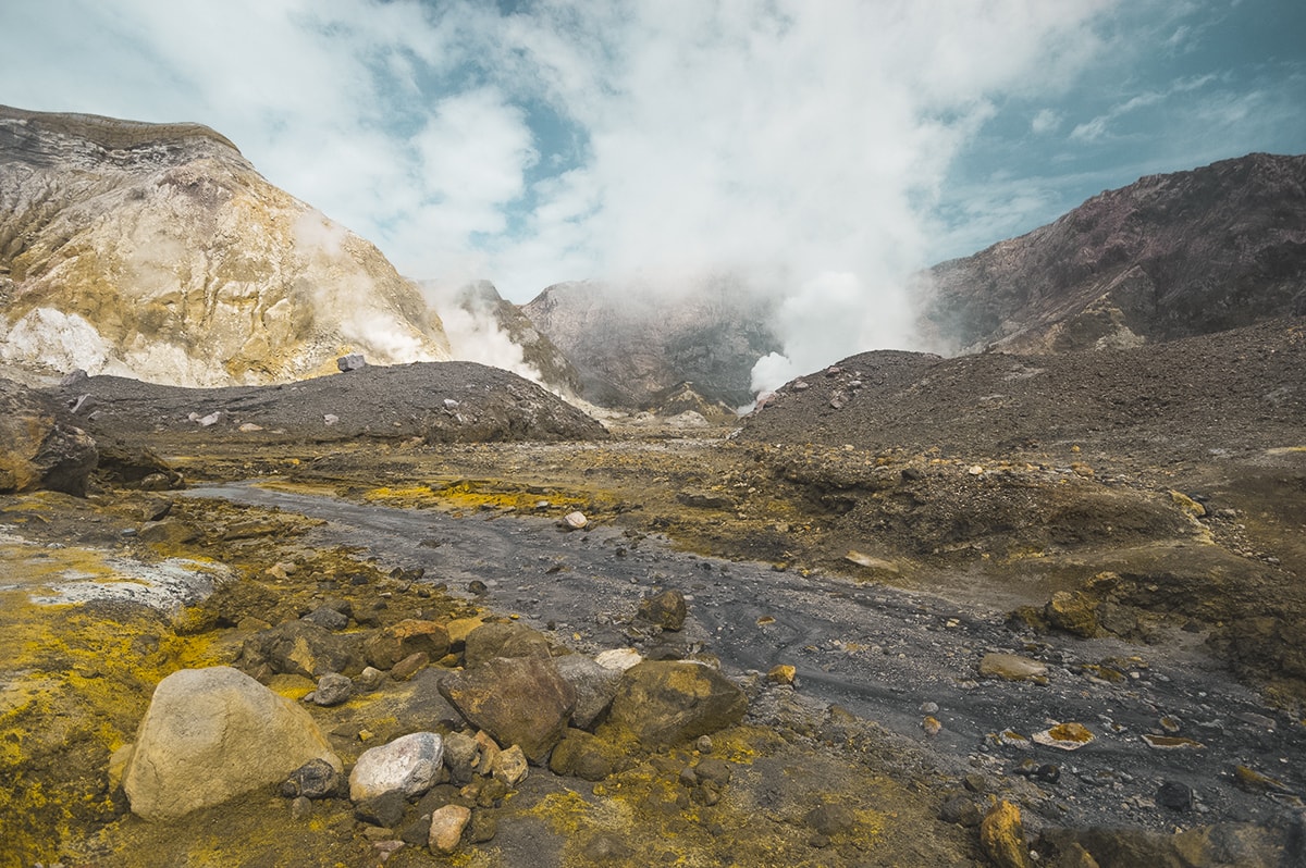 Explore White Island, New Zealand | New Zealand's Most Active Volcano | Whakatane | North Island | Backpack New Zealand | Travel | Backpacking | Surlphur | Geothermal | Amazing landscapes | Photography | Backpackers Wanderlust |