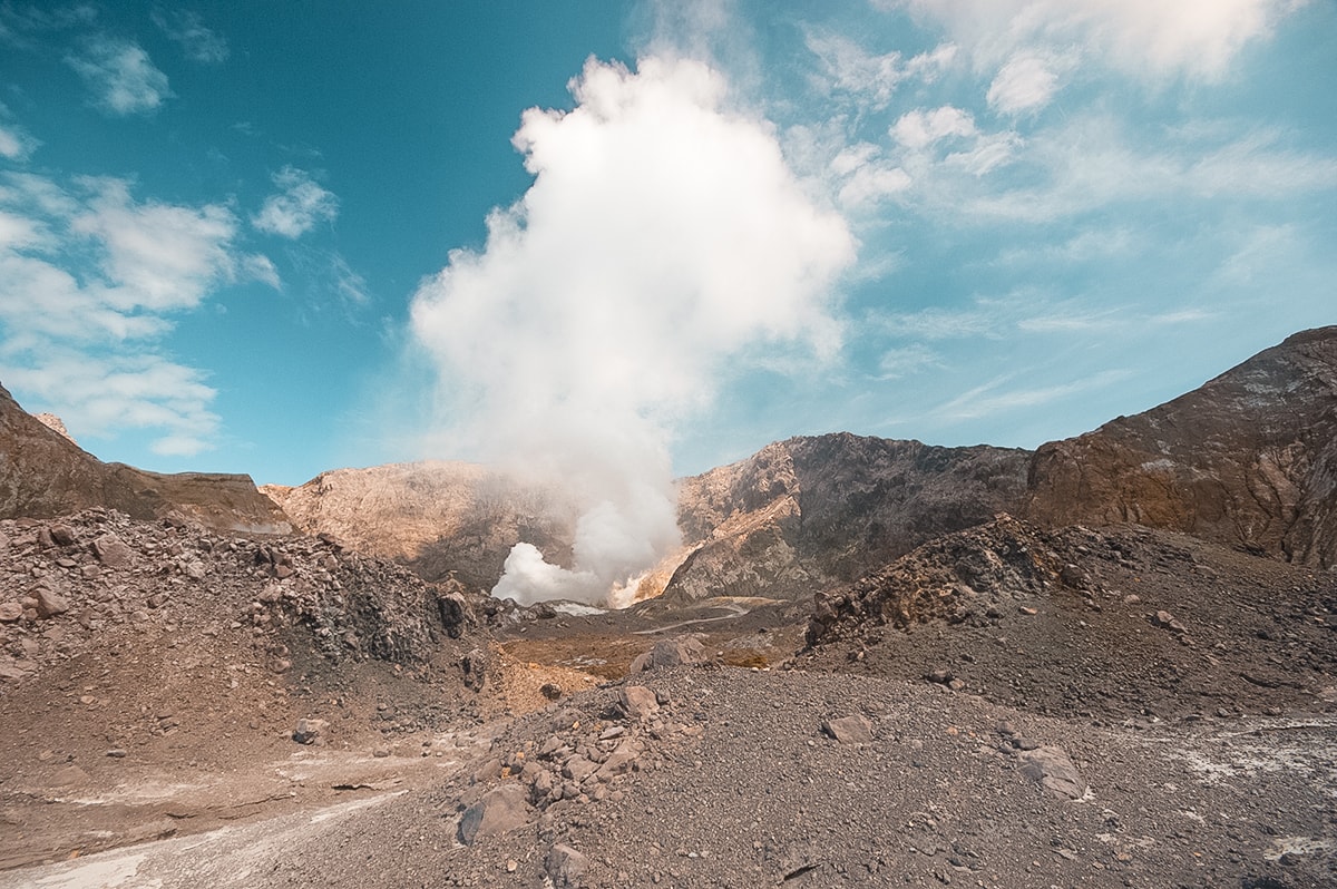 Explore White Island, New Zealand | New Zealand's Most Active Volcano | Whakatane | North Island | Backpack New Zealand | Travel | Backpacking | Surlphur | Geothermal | Amazing landscapes | Photography | Backpackers Wanderlust |