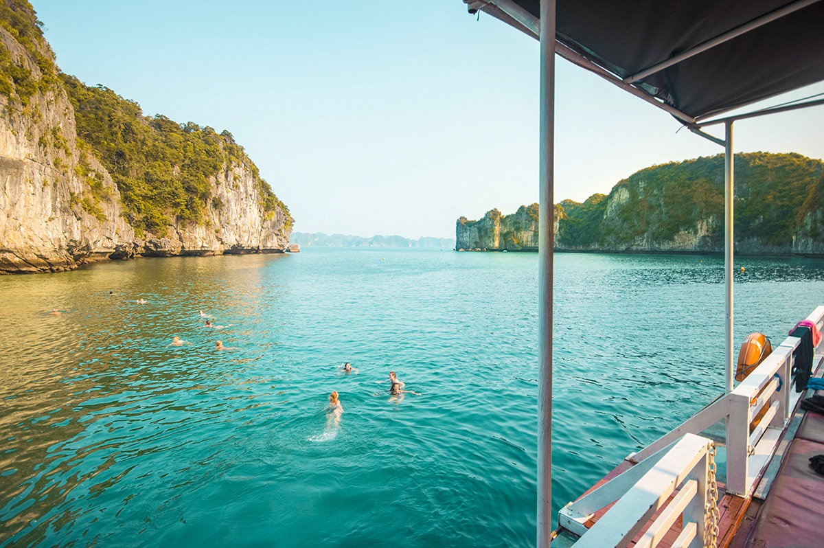 Ha Long Bay On A Budget, Vietnam | Cheap Ha Long Bay Cruise | Cat Ba Island | Adventure | Backpack South East Asia | Travel | Backpacking | Must Visit | Do Not Miss | Vietnam | Ha Long Bay Cruise | Ocean Tours | Adventure | Photography | Backpackers Wanderlust |