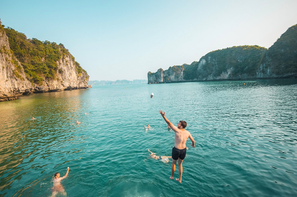 Ha Long Bay On A Budget, Vietnam | Cheap Ha Long Bay Cruise | Cat Ba Island | Adventure | Backpack South East Asia | Travel | Backpacking | Must Visit | Do Not Miss | Vietnam | Ha Long Bay Cruise | Ocean Tours | Adventure | Photography | Backpackers Wanderlust |