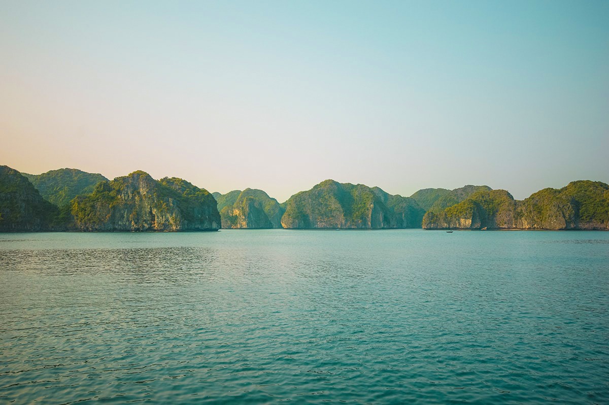 Ha Long Bay On A Budget, Vietnam | Cheap Ha Long Bay Cruise | Cat Ba Island | Adventure | Backpack South East Asia | Travel | Backpacking | Must Visit | Do Not Miss | Vietnam | Ha Long Bay Cruise | Ocean Tours | Adventure | Photography | Backpackers Wanderlust |