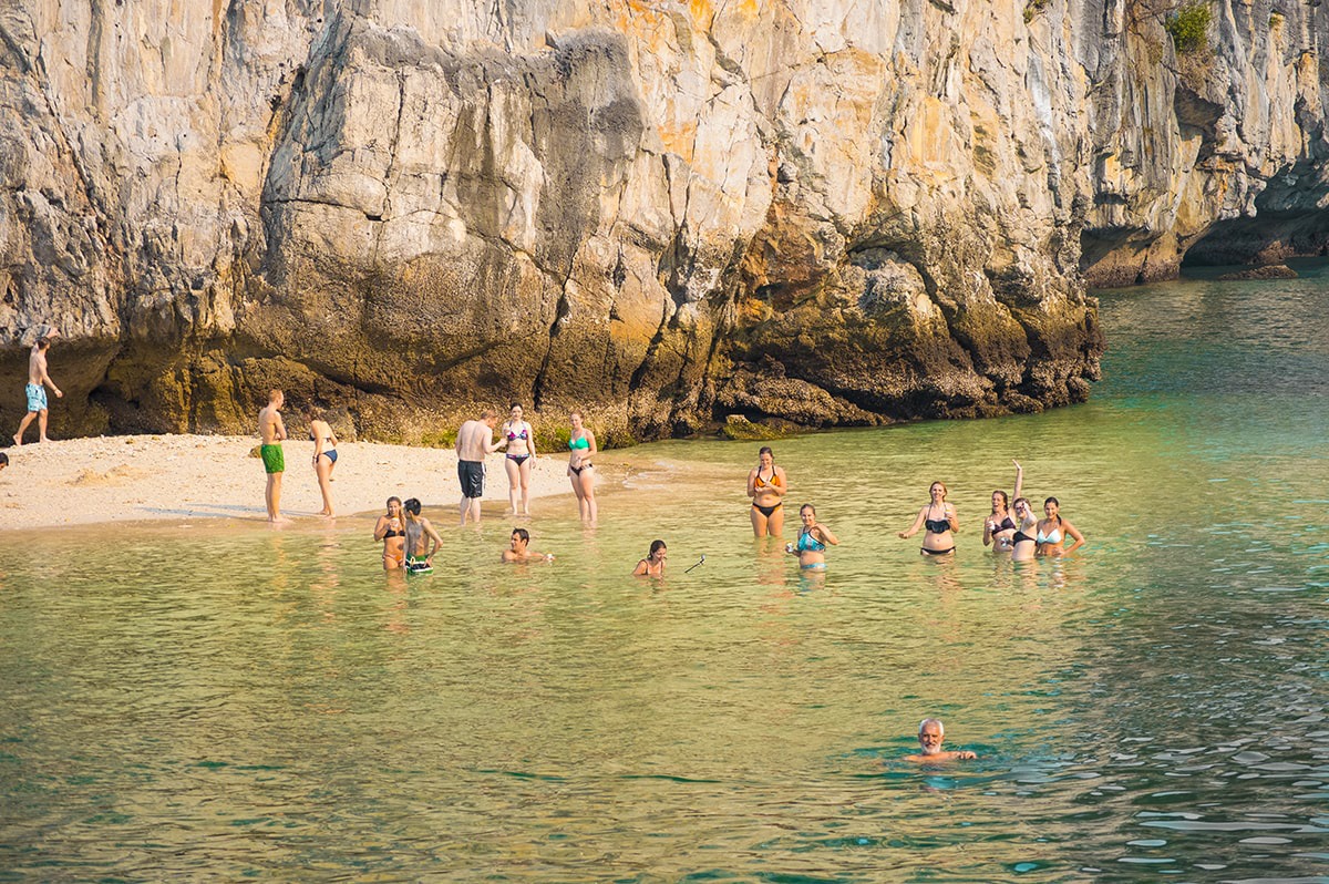 Ha Long Bay On A Budget, Vietnam | Cheap Ha Long Bay Cruise | Cat Ba Island | Adventure | Backpack South East Asia | Travel | Backpacking | Must Visit | Do Not Miss | Vietnam | Ha Long Bay Cruise | Ocean Tours | Adventure | Photography | Backpackers Wanderlust |