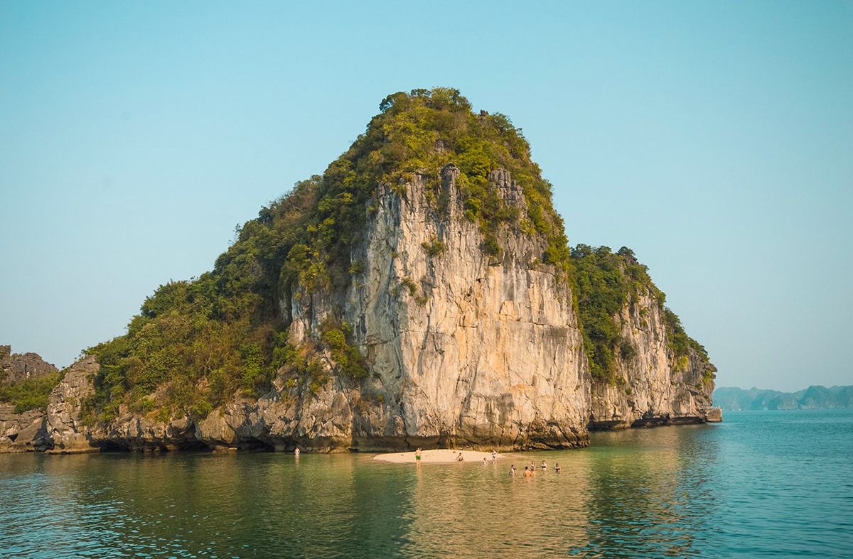 Ha Long Bay On A Budget, Vietnam | Cheap Ha Long Bay Cruise | Cat Ba Island | Adventure | Backpack South East Asia | Travel | Backpacking | Must Visit | Do Not Miss | Vietnam | Ha Long Bay Cruise | Ocean Tours | Adventure | Photography | Backpackers Wanderlust |