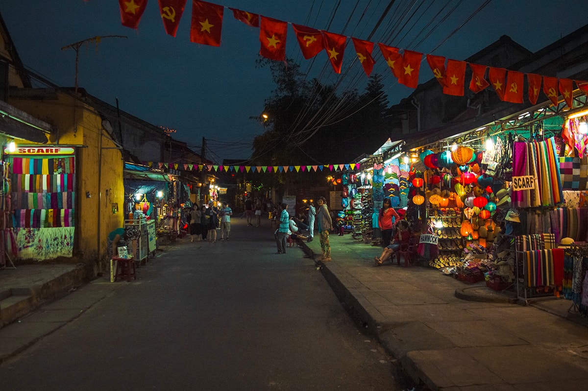 night market in hoi an