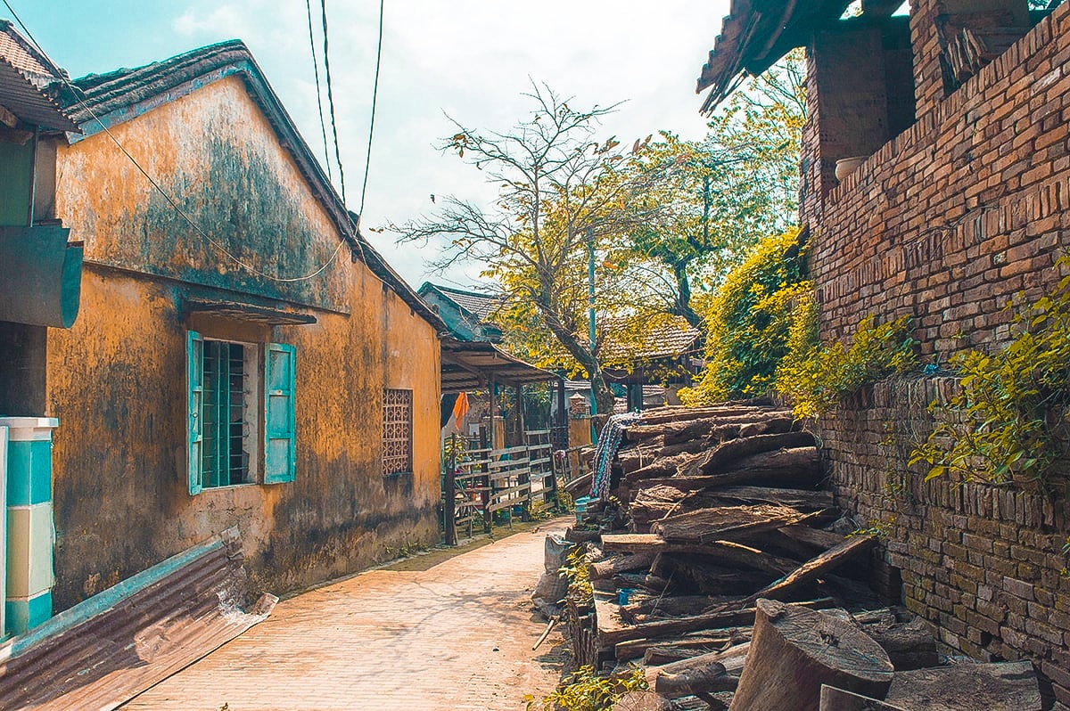 street in thanh ha pottery village