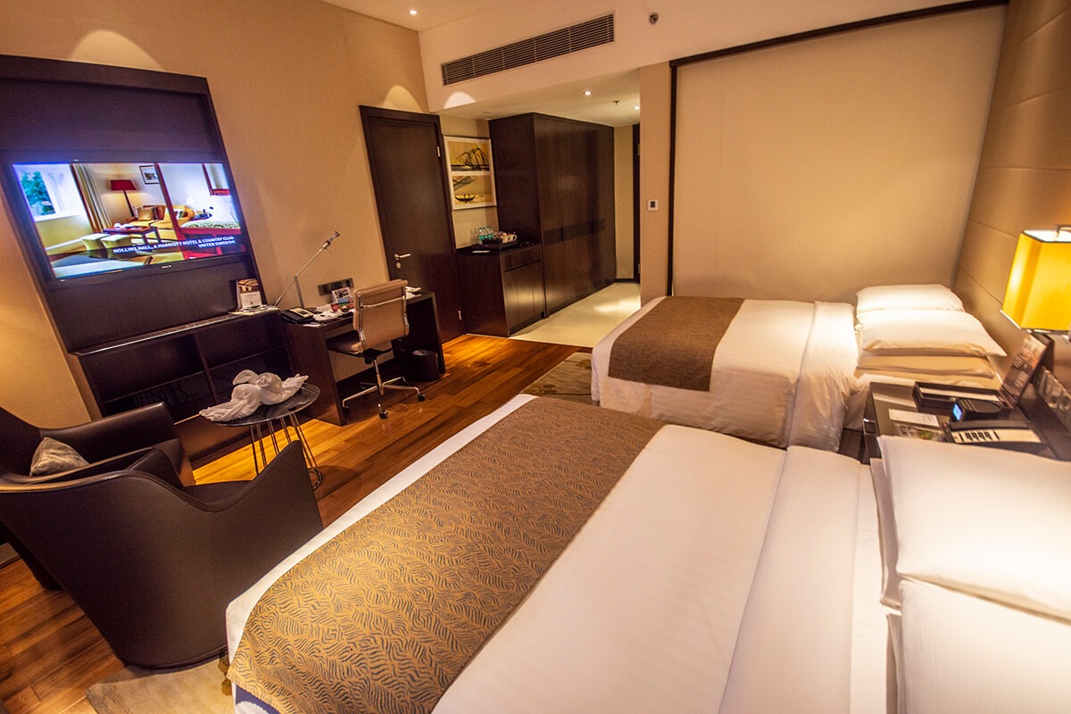 deluxe room at the kochi marriott hotel with television