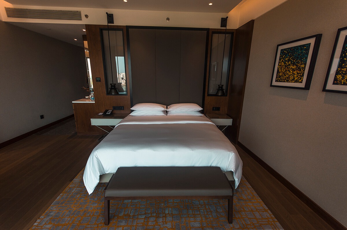 bedroom in the grand king room at the grand hyatt kochi bolgatty