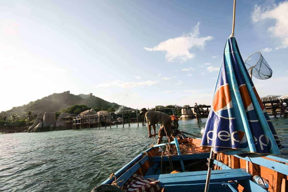 arriving at koh nang yuan on a long tail boat