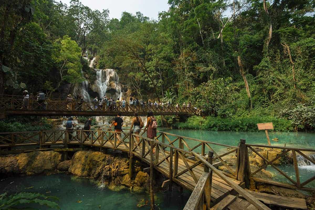 crowds on the footbridge at kuang si falls