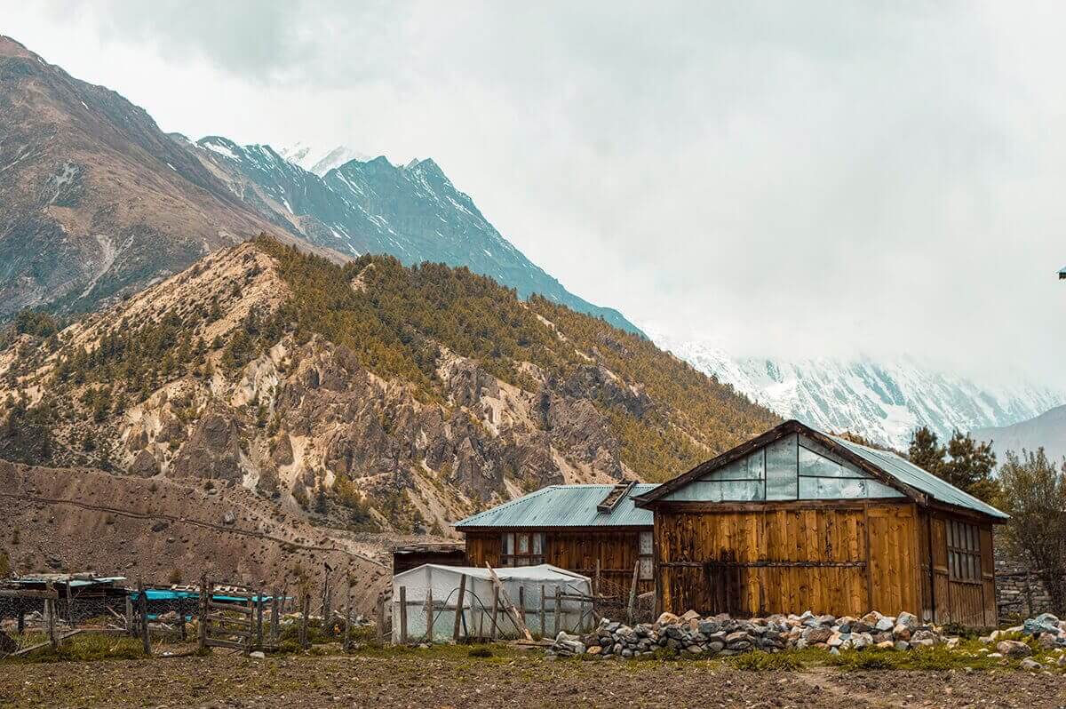 wooden house ngawal to manang on the annapurna circuit
