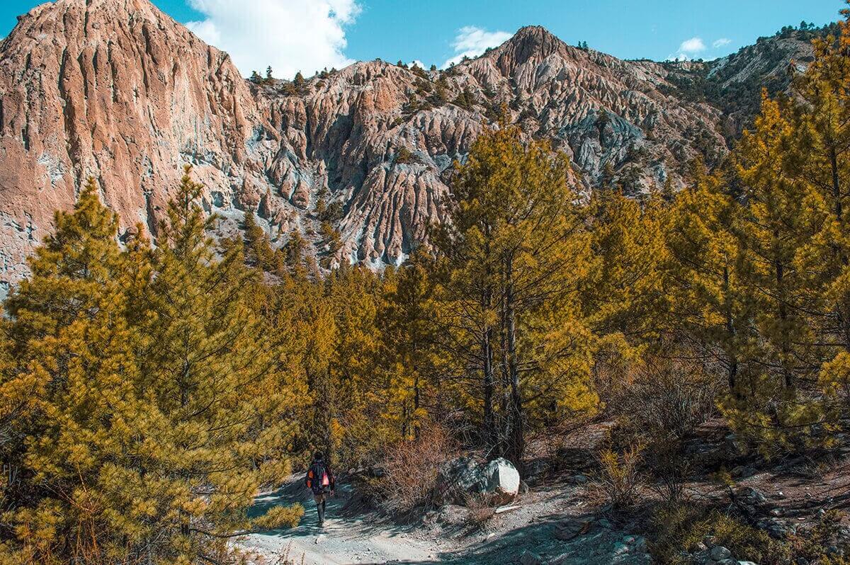 cliff views ngawal to manang on the annapurna circuit