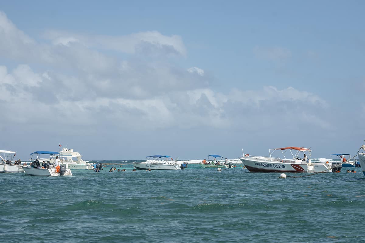 numerous boats at hol chan marine park, you wont have this place to yourself