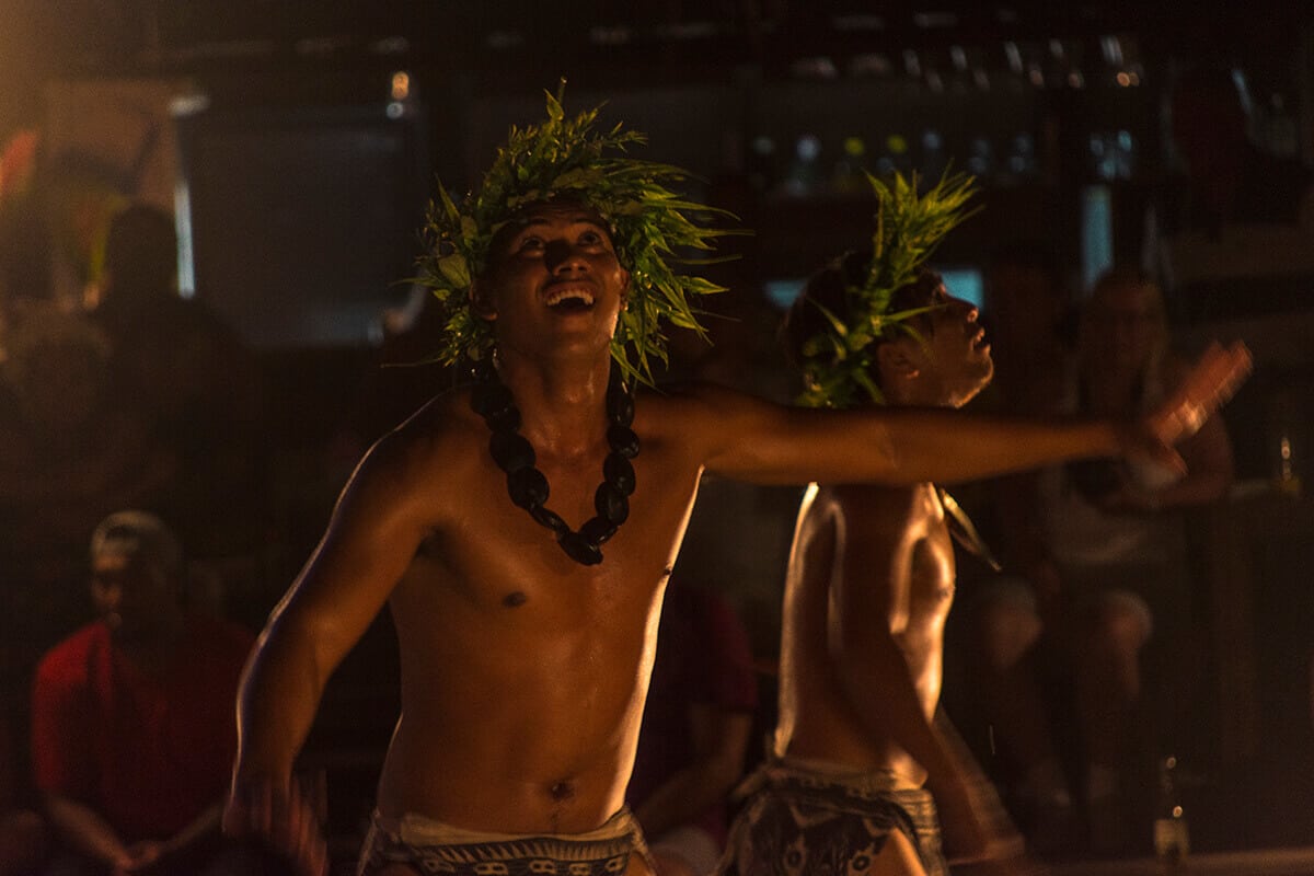 gentleman dancing in traditional cook island clothing
