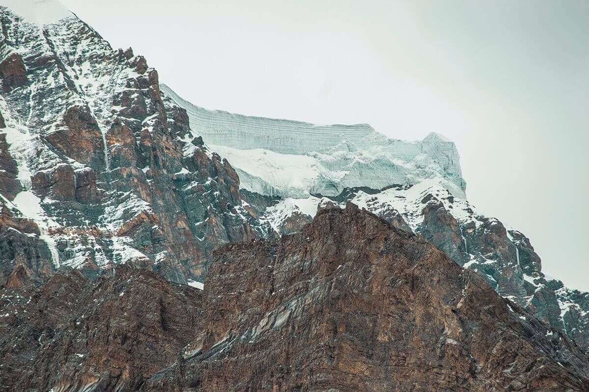 snow wall throng phedi to high camp on the annapurna circuit