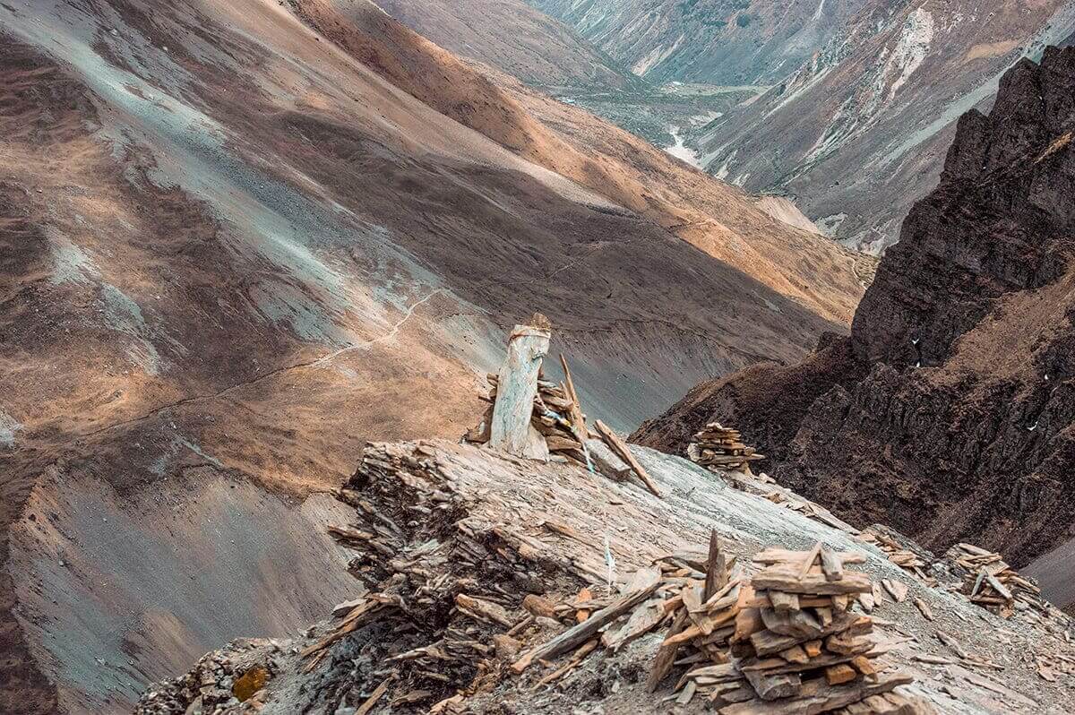 sharp rocks throng phedi to high camp on the annapurna circuit