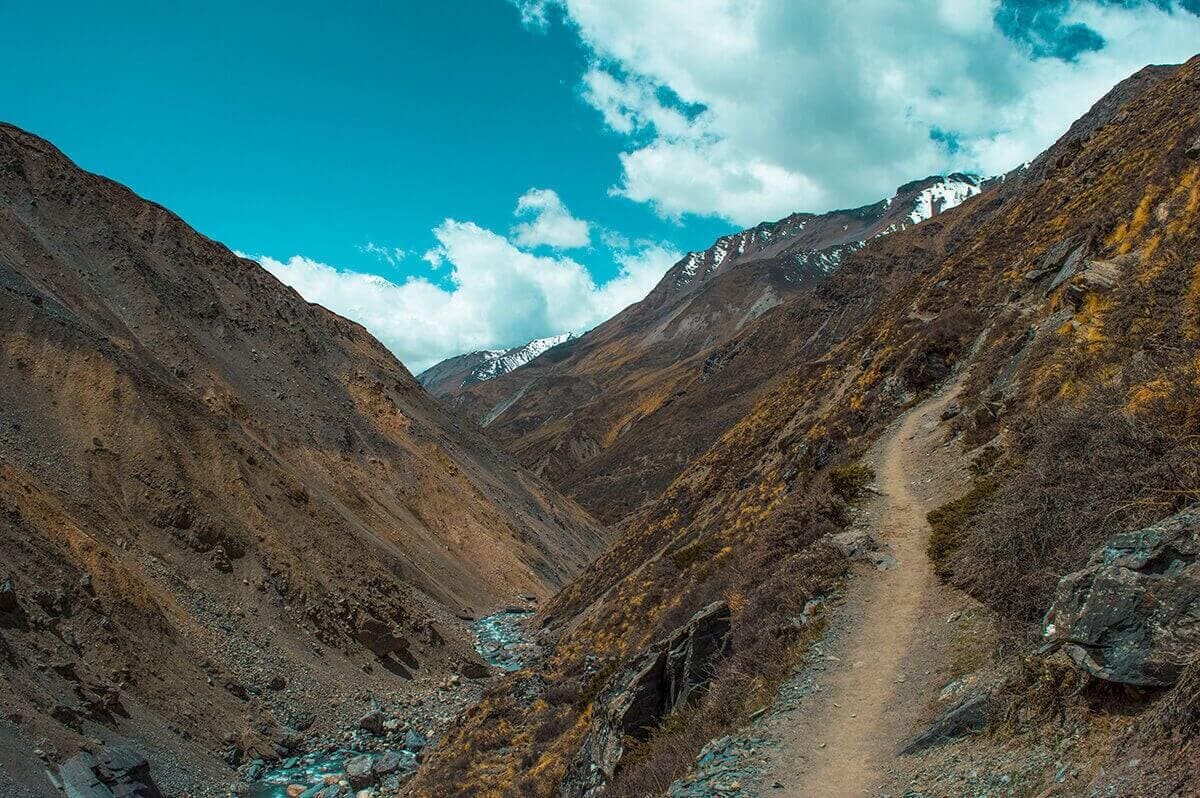 small trail in valley yak kharka to thorong phedi base camp on the annapurna circuit