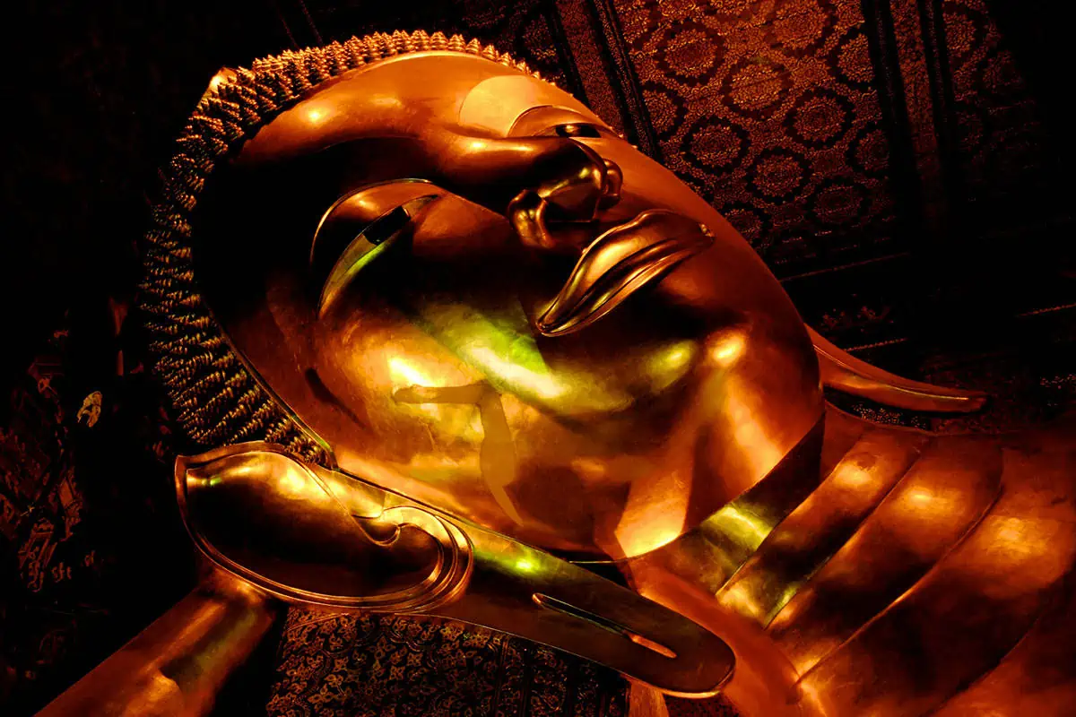 the face of the golden reclining buddha in wat po bangkok