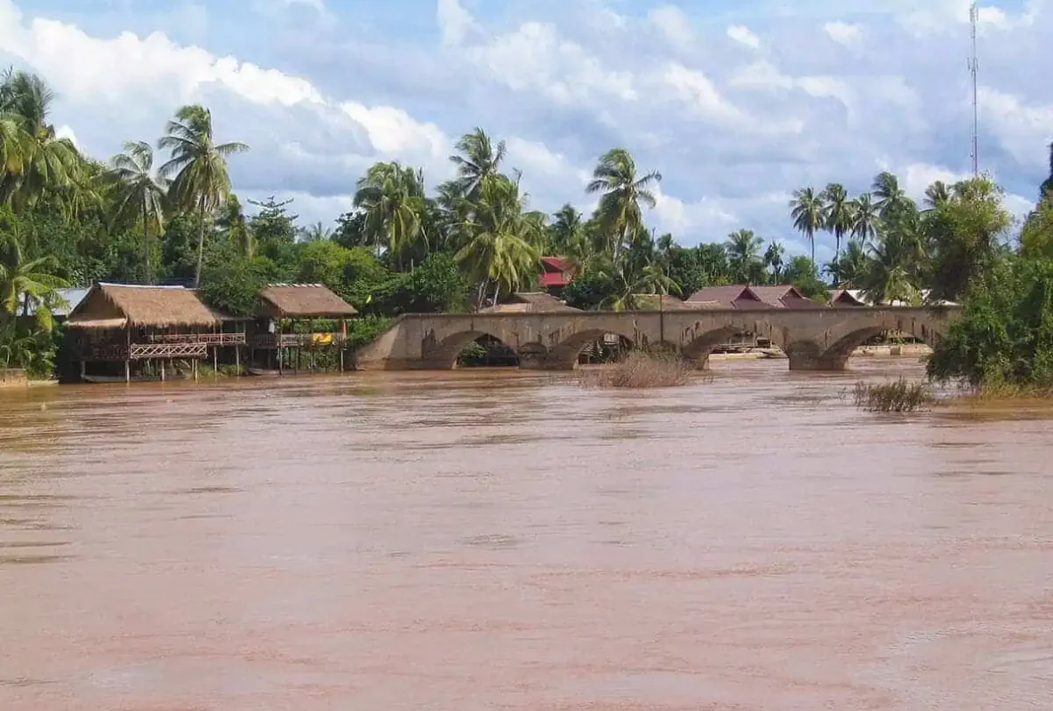 bridge over river in don det