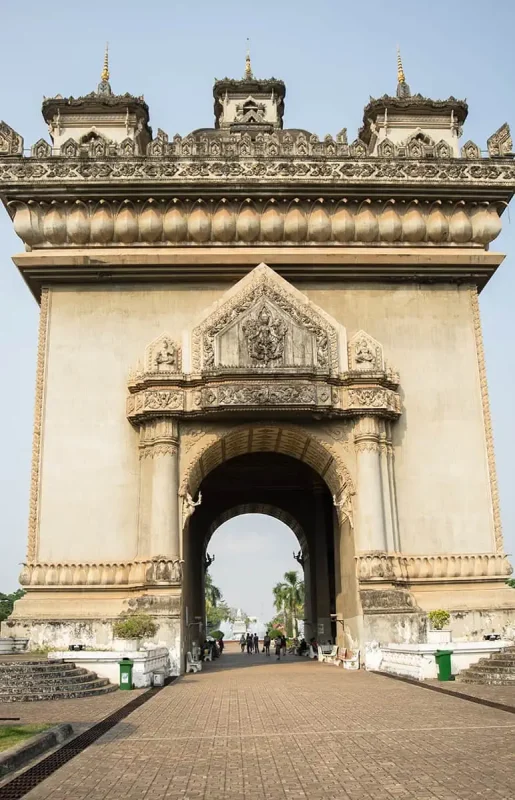 looking straightforward towards patuxai in vientiane