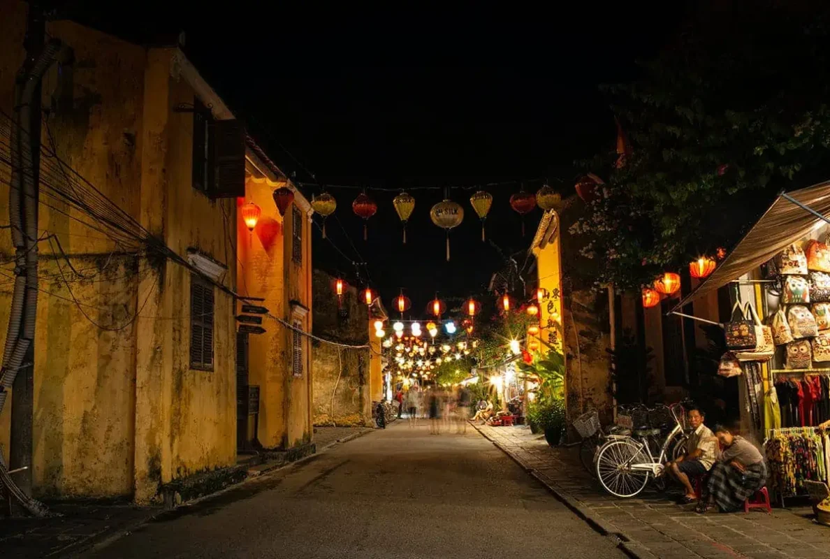 Night view of Hoi An Ancient Town with illuminated lanterns, a magical experience during 3 weeks in Vietnam.
