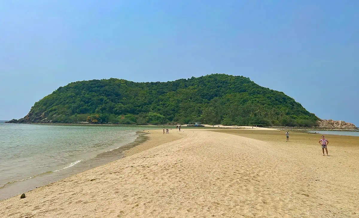 the sand bank leading the way to koh ma from koh phangan