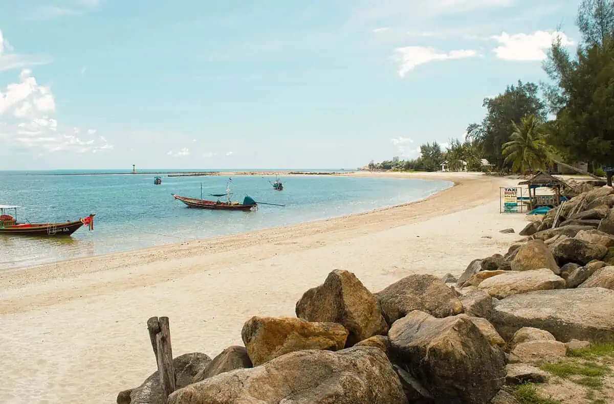 looking across the rocks down the shoreline at chaloklum beach koh phangan