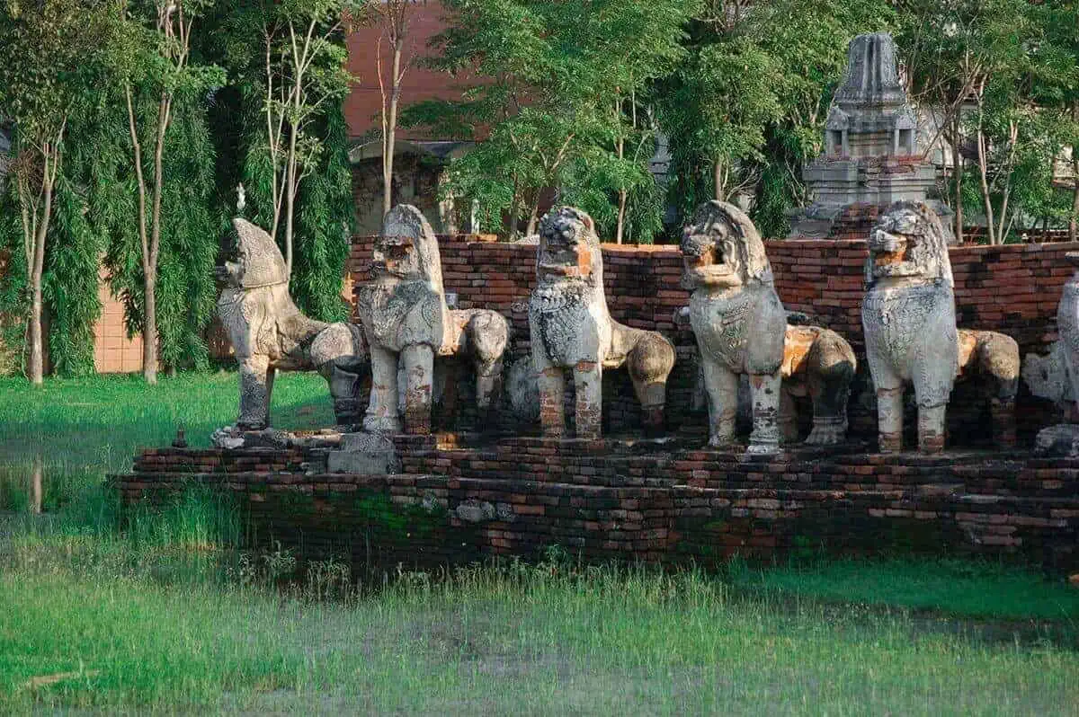 Wat Thammikarat lion statues falling apart