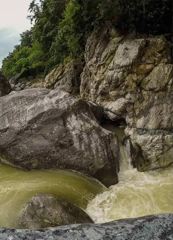 steep waterfalls to raft down in honduras, perfect for adventure lovers wondering honduras vs belize