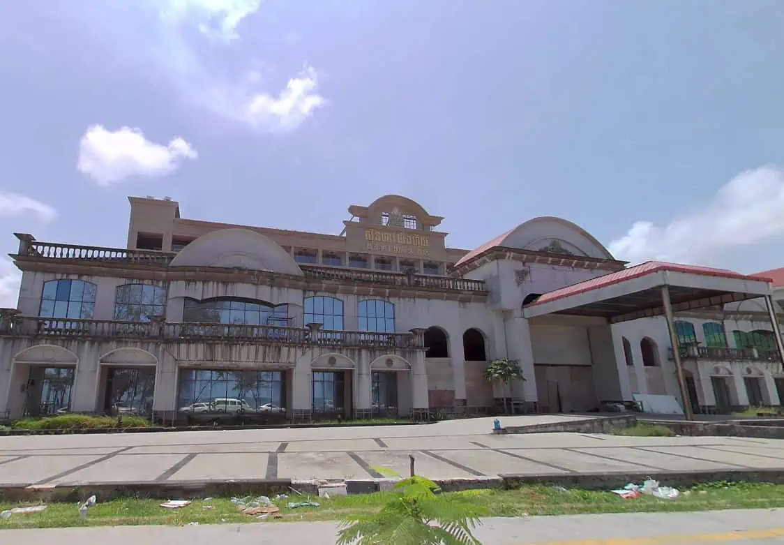 even though there has been a lot of construction in sihanoukville, a lot of it is abandoned and unused