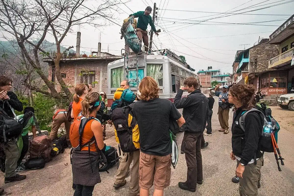 unloading bus from pokhara to besisahar