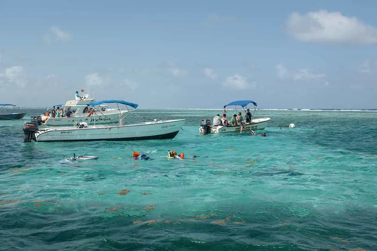 lots of boats carrying tourists on snorkeling tours in belize